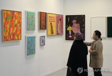 서울아트쇼 개막, 전시장 둘러보는 방문객들