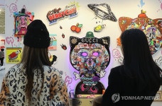 서울아트쇼 개막, 전시장 둘러보는 방문객들