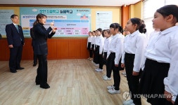 어린이들의 합창 수업 참관하는 한덕수 총리