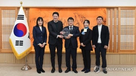 최응천 문화재청장, 이병만 코스맥스비티아이 대표이사에 감사패 전달