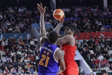 워니 수비 뚫고 슛