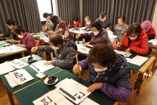 이제 이름 석자 당당히 써요 열정 가득 한글교실 할머니들