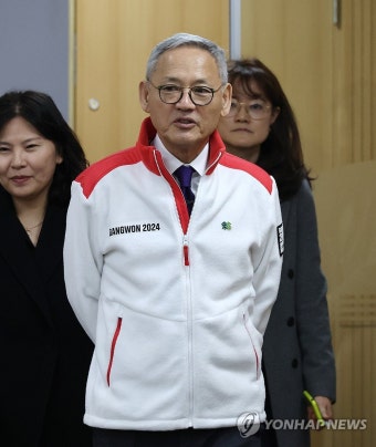 사회관계장관회의 참석하는 유인촌 문체부 장관