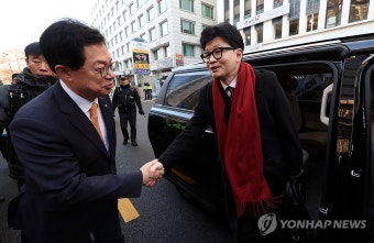 이만희 사무총장과 악수하는 한동훈 비대위원장