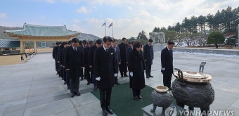 현충원 참배하는 강정애 신임 국가보훈부 장관