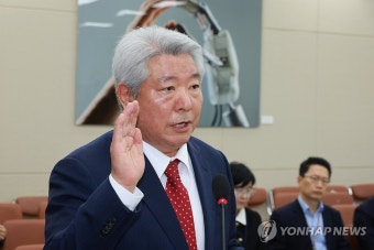 선서하는 김홍일 방통위원장 후보자