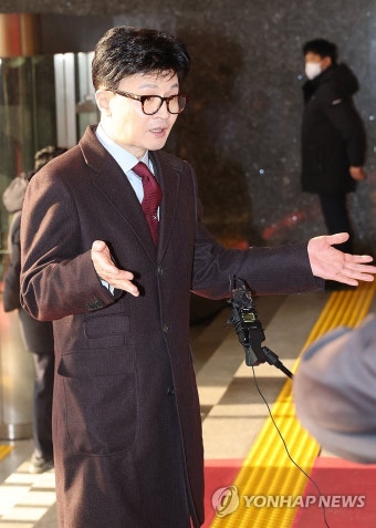 질문에 답하는 한동훈 비대위원장
