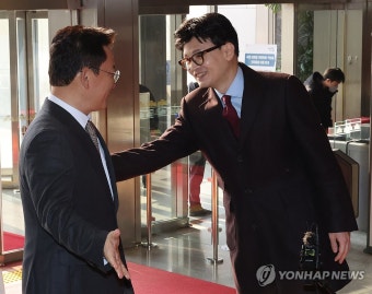 비서실장과 인사하는 한동훈 비대위원장