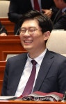 국민의힘 의총 참석한 조정훈 의원