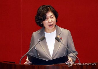 인사말하는 강정애 장관