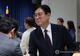 출입기자들과 인사하는 신임 이관섭 대통령 비서실장