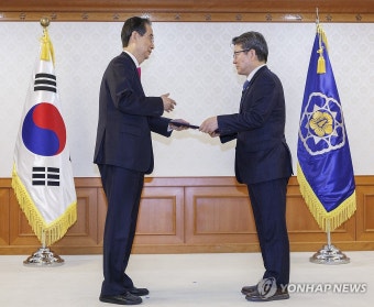 한덕수 총리, 오석환 교육부 차관에게 임명장 수여