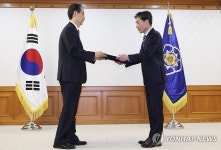한덕수 총리, 김영신 감사위원에게 임명장 전달