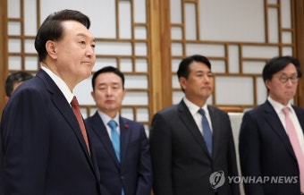 윤석열 대통령, 재외공관장에 신임장 수여