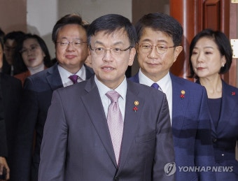첫 회의 주재 위해 입장하는 최상목 부총리