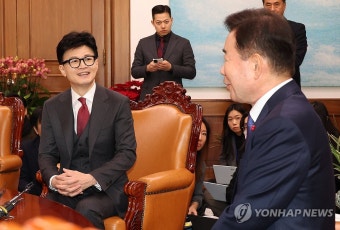 국회의장 발언 듣는 한동훈 비대위원장