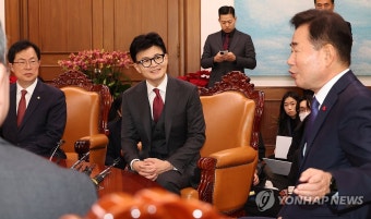 국회의장 발언 듣는 한동훈 비대위원장