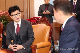 국회의장 발언 듣는 한동훈 비대위원장