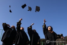 배움의 한, 이제는 안녕 주름진 손으로 받은 초등학교 졸업장