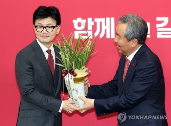 대통령 축하 난 받은 한동훈 비대위원장