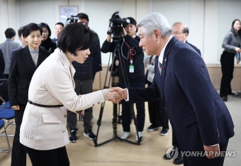 직원들과 악수하는 김홍일 방통위원장
