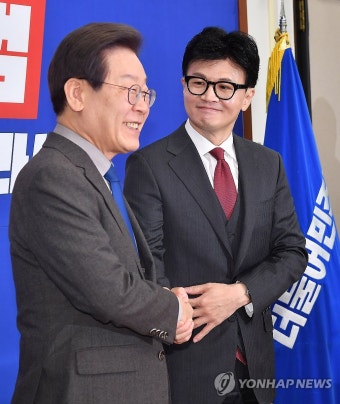 악수하는 이재명 대표와 한동훈 비대위원장 이재명 대표