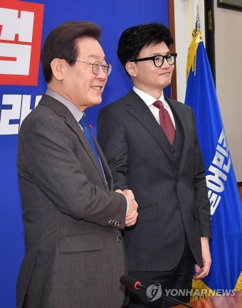 악수하는 이재명 대표와 한동훈 비대위원장 이재명 대표