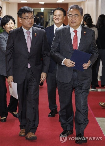 국무회의 입장하는 최상목 부총리와 박진 외교부 장관