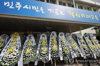 교사들, 서이초 교사 순직 인정·재수사 촉구 1인시위