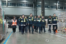수출화물 선적 현장 점검하는 방문규 산업부 장관