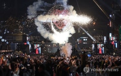 세종대로에서 환하게 빛나는 자정의 태양