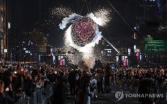 환하게 빛나는 자정의 태양