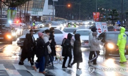 혼잡 빚는 경포해변 주변 도로