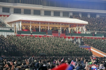 김정은, 딸 주애와 신년경축공연 관람