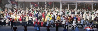 김정은, 딸 주애와 신년경축공연 관람
