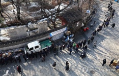 새해, 길게 늘어선 무료급식소 줄