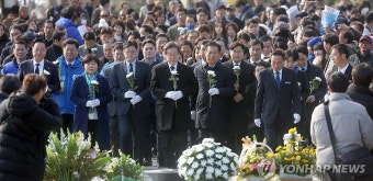 이재명 대표·지도부, 노무현 전 대통령 묘역 참배