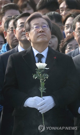 이재명 대표, 노무현 전 대통령 묘역 참배