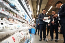 수산물 물가 현장 점검하는 강도형 장관