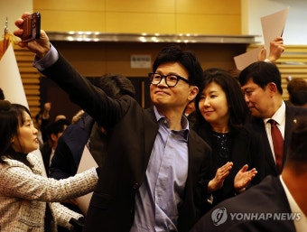 지지자들 배경으로 셀카찍는 한동훈