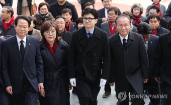 국립신암선열공원 찾은 한동훈 비대위원장
