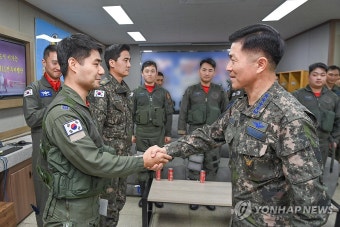 조종사·정비사 격려하는 이영수 공군참모총장