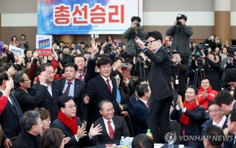 의자 위에 올라간 한동훈 비대위원장