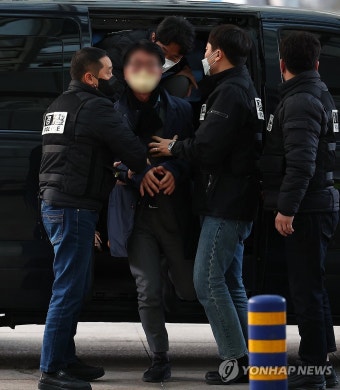부산경찰청으로 압송되는 이재명 흉기 습격 피의자