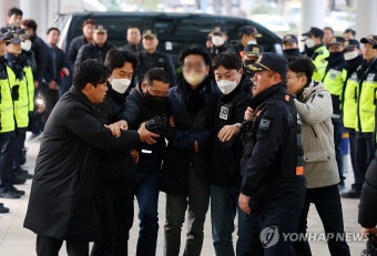부산경찰청으로 압송되는 이재명 흉기 습격 피의자