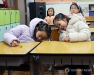 책상 서랍이 궁금한 예비 초등학생