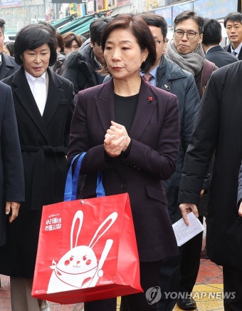 전통시장 둘러보는 오영주 중기장관