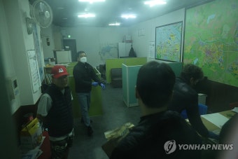 [2보] 경찰, 이재명 대표 습격 60대 자택·직장 압수수색