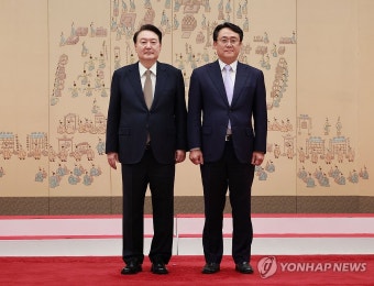 윤석열 대통령, 강도형 해수부 장관 임명장 수여
