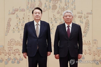 윤석열 대통령, 김홍일 방송통신위원장 임명장 수여